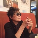 Yoko Ono internada