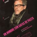UN HOMBRE CON GAFAS DE PASTA